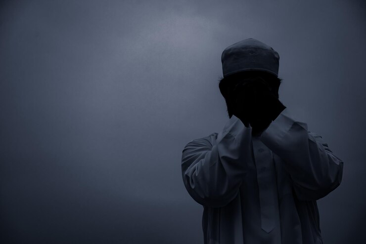 لماذا ننجذب للأشخاص الغامضين؟ تفسير علمي